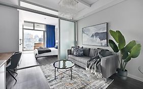 Yaya - Modern Apartment With City, Ocean & Mountain Views!